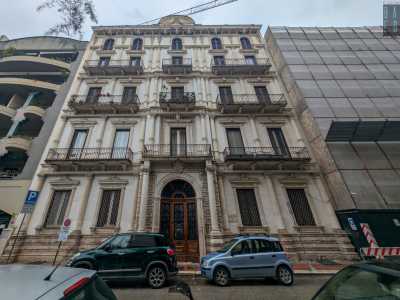 La facciata � stretta tra un discutibile edificio dal gusto post-moderno e l�ex Istituto del Sacro Cuore, oggi in corso di restauro per farne un complesso residenziale 